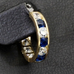 Mini-Creolen aus edlem Gelbgold (585 14K Gold) bestückt mit funkelnden weißen und blauen Zirkoniasteinen