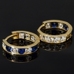 Mini-Creolen aus edlem Gelbgold (585 14K Gold) bestückt mit funkelnden weißen und blauen Zirkoniasteinen