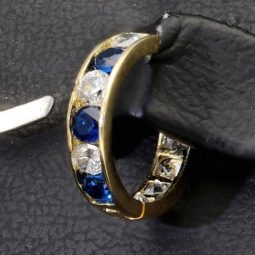 Mini-Creolen aus edlem Gelbgold (585 14K Gold) bestückt mit funkelnden weißen und blauen Zirkoniasteinen