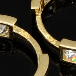 Mini-Creolen aus edlem Gelbgold (585 14K Gold) bestückt mit funkelnden weißen und blauen Zirkoniasteinen