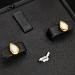 Gold-Ohrstecker aus 14K / 585 Gold, jeweils mit einem in leuchtenden Farben schimmernden Opal-Dublette bestückt