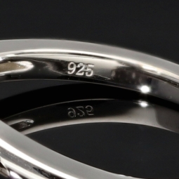 Stilvoller Ring für Damen mit vielen, kleinen, funkelnden Zirkonia im Brillantschliff – 925er Silber, rhodiniert und poliert - RG ca. 54