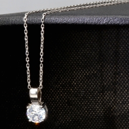 Hochwertig produziertes Schmuckset aus edlem 925er Sterling Silber, bestehend aus einer filigranen Ankerkette und einem Anhänger mit einem größeren in Krappen eingefassten, brillantgeschliffenen Zirkonia (Diamantimitat)