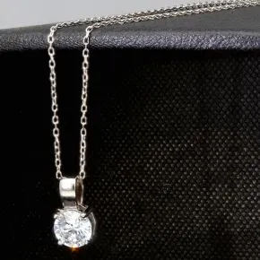 Hochwertig produziertes Schmuckset aus edlem 925er Sterling Silber, bestehend aus einer filigranen Ankerkette und einem Anhänger mit einem größeren in Krappen eingefassten, brillantgeschliffenen Zirkonia (Diamantimitat)