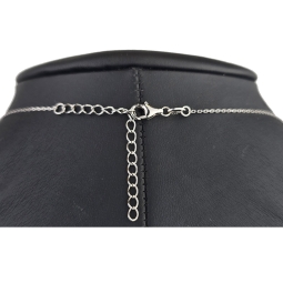 Hochwertig produziertes Schmuckset aus edlem 925er Sterling Silber, bestehend aus einer filigranen Ankerkette und einem Anhänger mit einem größeren in Krappen eingefassten, brillantgeschliffenen Zirkonia (Diamantimitat)