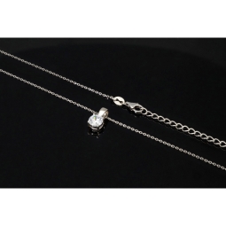 Hochwertig produziertes Schmuckset aus edlem 925er Sterling Silber, bestehend aus einer filigranen Ankerkette und einem Anhänger mit einem größeren in Krappen eingefassten, brillantgeschliffenen Zirkonia (Diamantimitat)