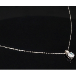 Hochwertig produziertes Schmuckset aus edlem 925er Sterling Silber, bestehend aus einer filigranen Ankerkette und einem Anhänger mit einem größeren in Krappen eingefassten, brillantgeschliffenen Zirkonia (Diamantimitat)