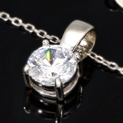 Hochwertig produziertes Schmuckset aus edlem 925er Sterling Silber, bestehend aus einer filigranen Ankerkette und einem Anhänger mit einem größeren in Krappen eingefassten, brillantgeschliffenen Zirkonia (Diamantimitat)