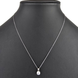 Hochwertig produziertes Schmuckset aus edlem 925er Sterling Silber, bestehend aus einer filigranen Ankerkette und einem Anhänger mit einem größeren in Krappen eingefassten, brillantgeschliffenen Zirkonia (Diamantimitat)