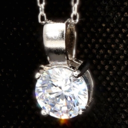 Hochwertig produziertes Schmuckset aus edlem 925er Sterling Silber, bestehend aus einer filigranen Ankerkette und einem Anhänger mit einem größeren in Krappen eingefassten, brillantgeschliffenen Zirkonia (Diamantimitat)