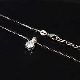 Hochwertig produziertes Schmuckset aus edlem 925er Sterling Silber, bestehend aus einer filigranen Ankerkette und einem Anhänger mit einem größeren in Krappen eingefassten, brillantgeschliffenen Zirkonia (Diamantimitat)