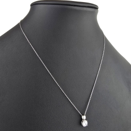 Hochwertig produziertes Schmuckset aus edlem 925er Sterling Silber, bestehend aus einer filigranen Ankerkette und einem Anhänger mit einem größeren in Krappen eingefassten, brillantgeschliffenen Zirkonia (Diamantimitat)