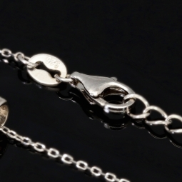Hochwertig produziertes Schmuckset aus edlem 925er Sterling Silber, bestehend aus einer filigranen Ankerkette und einem Anhänger mit einem größeren in Krappen eingefassten, brillantgeschliffenen Zirkonia (Diamantimitat)