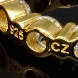 Funkelnde Creolen / Ohrringe besetzt mit Zirkonia im Brillantschliff – 925er Silber, vergoldet