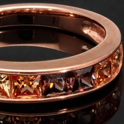 Ring für Damen, bestückt mit 7 Zirkonia (Diamant-Imitation-Steine, Brillantschliff) multicolor –  rosé vergoldet – 925er Sterling Silber - Größe 53