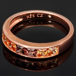 Ring für Damen, bestückt mit 7 Zirkonia (Diamant-Imitation-Steine, Brillantschliff) multicolor –  rosé vergoldet – 925er Sterling Silber - Größe 53