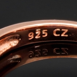 Ring für Damen, bestückt mit 7 Zirkonia (Diamant-Imitation-Steine, Brillantschliff) multicolor –  rosé vergoldet – 925er Sterling Silber - Größe 53