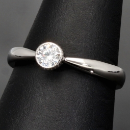 Zeitloser Ring für Damen mit einem Zirkonia im Brillantschliff (Diamantimitat) – 925er Silber, rhodiniert und poliert - RG ca. 57