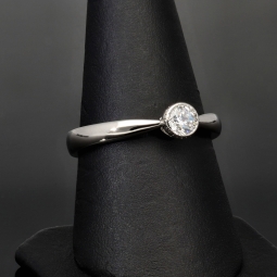 Zeitloser Ring für Damen mit einem Zirkonia im Brillantschliff (Diamantimitat) – 925er Silber, rhodiniert und poliert - RG ca. 57