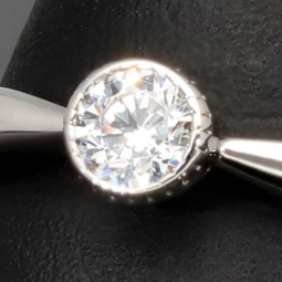Zeitloser Ring für Damen mit einem Zirkonia im Brillantschliff (Diamantimitat) – 925er Silber, rhodiniert und poliert - RG ca. 57