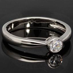Zeitloser Ring für Damen mit einem Zirkonia im Brillantschliff (Diamantimitat) – 925er Silber, rhodiniert und poliert - RG ca. 57