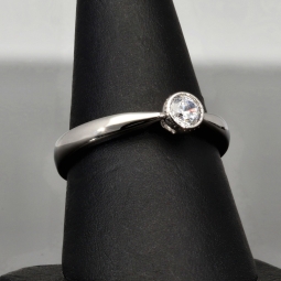 Zeitloser Ring für Damen mit einem Zirkonia im Brillantschliff (Diamantimitat) – 925er Silber, rhodiniert und poliert - RG ca. 57