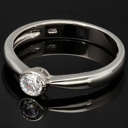 Zeitloser Ring für Damen mit einem Zirkonia im Brillantschliff (Diamantimitat) – 925er Silber, rhodiniert und poliert - RG ca. 57