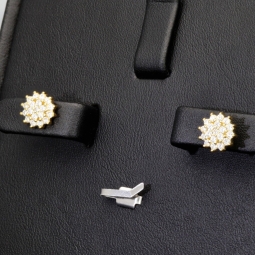Feine Ohrstecker mit funkelnden Zirkonia (Diamant-Imitation-Steine, Brillantschliff) auf edlem 925er Silber, vergoldet