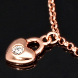 Exquisites Silber-Armband / Bettelarmband aus edlem Sterling 925 Silber rosé vergoldet mit fantasievollen Anhängern, verziert mit zahlreichen funkelnden Zirkoniasteinen (Diamantoptik), längenverstellbar ca. 17 – 20 cm