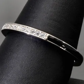Trendiger Ring aus 925 Sterling Silber mit feinem Zirkonia-Besatz (Diamantimitationen) - RG ca. 61