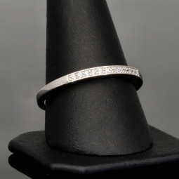 Trendiger Ring aus 925 Sterling Silber mit feinem Zirkonia-Besatz (Diamantimitationen) - RG ca. 61