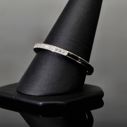 Trendiger Ring aus 925 Sterling Silber mit feinem Zirkonia-Besatz (Diamantimitationen) - RG ca. 61
