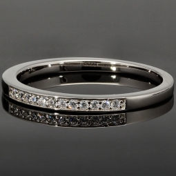 Trendiger Ring aus 925 Sterling Silber mit feinem Zirkonia-Besatz (Diamantimitationen) - RG ca. 61