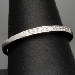 Trendiger Ring aus 925 Sterling Silber mit feinem Zirkonia-Besatz (Diamantimitationen) - RG ca. 61