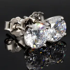 Funkelnde Ohrstecker aus rhodiniertem 925er Sterlingsilber mit Zirkonia (Diamant-Imitation-Steine, Brillantschliff) in Krappen gefasst