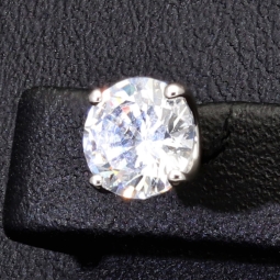 Funkelnde Ohrstecker aus rhodiniertem 925er Sterlingsilber mit Zirkonia (Diamant-Imitation-Steine, Brillantschliff) in Krappen gefasst