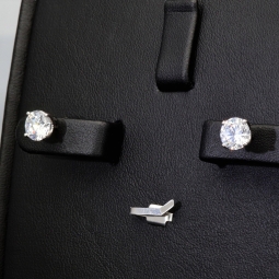 Funkelnde Ohrstecker aus rhodiniertem 925er Sterlingsilber mit Zirkonia (Diamant-Imitation-Steine, Brillantschliff) in Krappen gefasst