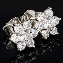 Elegante Blumen-Ohrstecker  aus 925er Sterlingsilber mit Zirkoniasteinen stilvoll in Krappen gefasst