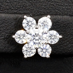 Elegante Blumen-Ohrstecker  aus 925er Sterlingsilber mit Zirkoniasteinen stilvoll in Krappen gefasst