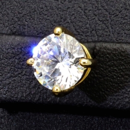 Edle Ohrstecker aus vergoldetem 925er Sterlingsilber mit funkelndem Zirkonia im Brillantschliff (Diamantoptik)
