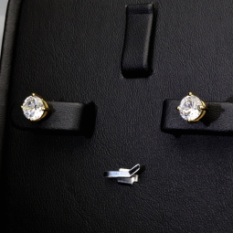 Edle Ohrstecker aus vergoldetem 925er Sterlingsilber mit funkelndem Zirkonia im Brillantschliff (Diamantoptik)