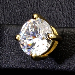 Edle Ohrstecker aus vergoldetem 925er Sterlingsilber mit funkelndem Zirkonia im Brillantschliff (Diamantoptik)