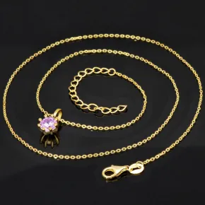 Exquisites Schmuckset - Kette mit Anhänger aus Sterling Silber 925, vergoldet, mit einem in Krappen gefassten, fliederfarbenen Zirkonia (Diamantimitat 1,00 ct. Brillantschliff)