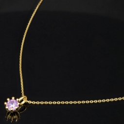 Exquisites Schmuckset - Kette mit Anhänger aus Sterling Silber 925, vergoldet, mit einem in Krappen gefassten, fliederfarbenen Zirkonia (Diamantimitat 1,00 ct. Brillantschliff)