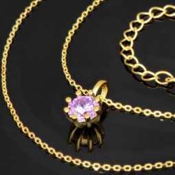 Exquisites Schmuckset - Kette mit Anhänger aus Sterling Silber 925, vergoldet, mit einem in Krappen gefassten, fliederfarbenen Zirkonia (Diamantimitat 1,00 ct. Brillantschliff)