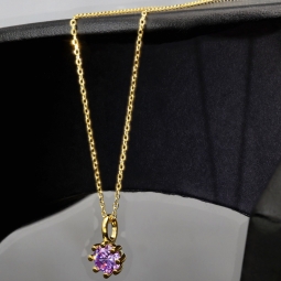 Exquisites Schmuckset - Kette mit Anhänger aus Sterling Silber 925, vergoldet, mit einem in Krappen gefassten, fliederfarbenen Zirkonia (Diamantimitat 1,00 ct. Brillantschliff)