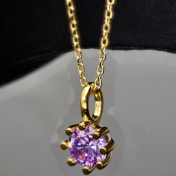 Exquisites Schmuckset - Kette mit Anhänger aus Sterling Silber 925, vergoldet, mit einem in Krappen gefassten, fliederfarbenen Zirkonia (Diamantimitat 1,00 ct. Brillantschliff)