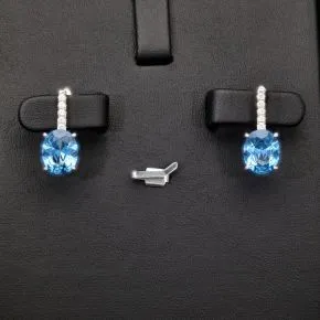 Edle Ohrringe / Ohrboutons aus 925 Sterling Silber bestückt mit 2 großen, leuchtenden blauen Zirkoniasteinen und 10 brillantgeschliffene, strahlende weiße Zirkonia