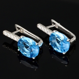 Edle Ohrringe / Ohrboutons aus 925 Sterling Silber bestückt mit 2 großen, leuchtenden blauen Zirkoniasteinen und 10 brillantgeschliffene, strahlende weiße Zirkonia