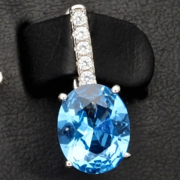 Edle Ohrringe / Ohrboutons aus 925 Sterling Silber bestückt mit 2 großen, leuchtenden blauen Zirkoniasteinen und 10 brillantgeschliffene, strahlende weiße Zirkonia